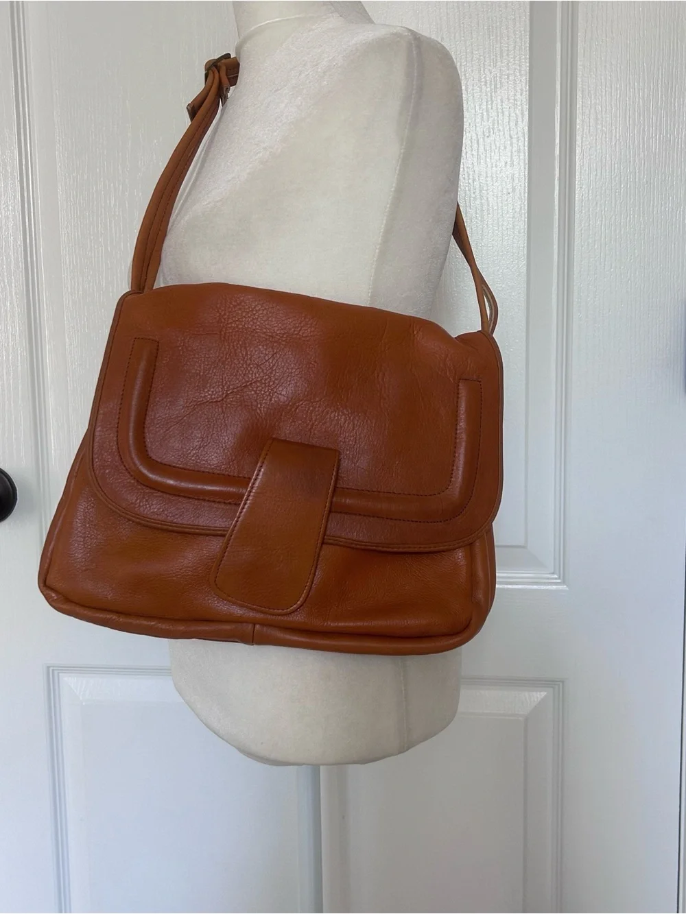 Vintage Cognac Leather Shoulder Bag with Front Tab Bamberger’s Retro